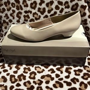NIB! Soft Style by Hush Puppies Angel II Bone Smooth Pumps Size 8.5 EW